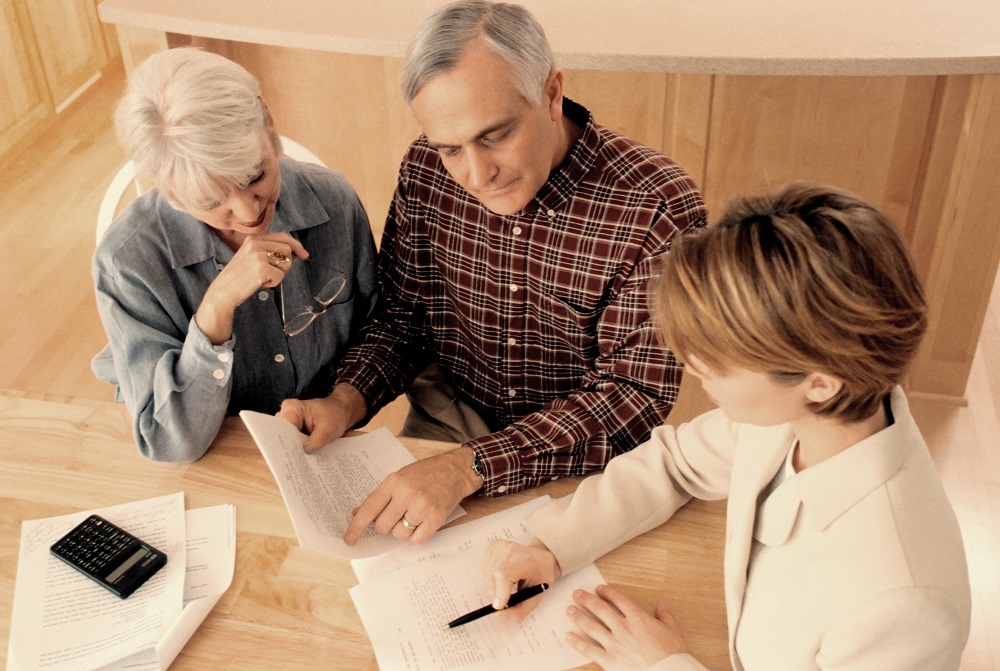 Couple discuss annuity sales with their female financial advisor